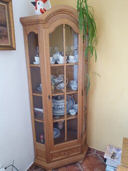 Jídelní stůl a židle, rohová skříň - 4
