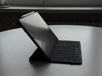 Apple iPad Pro 11" (2021, M1, 128GB) + Klávesnice + Pencil - 4