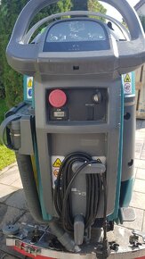 Podlahový mycí stroj TENNANT T300e - 4