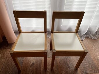 Dětský stoleček se dvěmi židlemi - zachovalé, komplet - 4