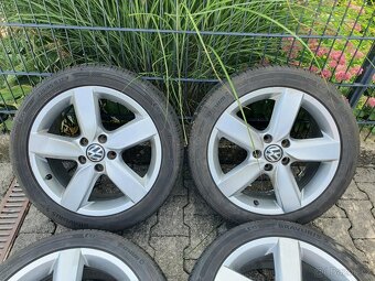 Alu kola vw 5x112 r17 7j et54 letni pneu 225/45/17 - 4