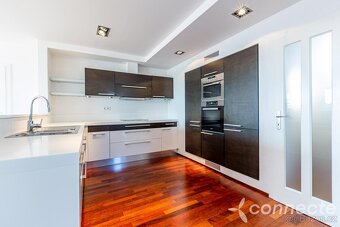 Výjimečný dvoupatrový loftový byt o rozloze 204 m s jedinečn - 4