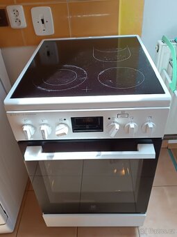 Sklokeramický sporák Electrolux LKR564200W - 4