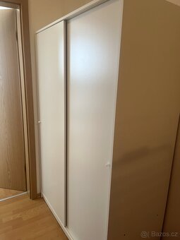 Šatní skříň KLEPPSTAD s posuvnými dveřmi, bílá - 4