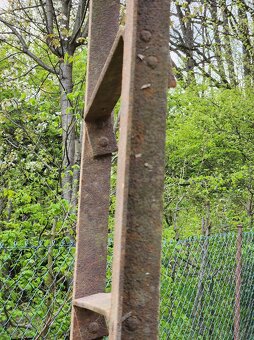 železný žebřík se skloněnými stupňi - 4