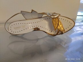 Prodám sandály na podpatku z pravé kůže. Vel.39 - 4