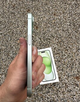 iPhone 15 - baterie 100% green - 4