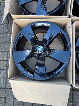 ORIGINÁL Alu Škoda RATIKON R17, 5x112 - TOP STAV - 4