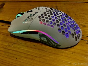 PC s monitorem, sluchátky, klávesnicí a myší - 4