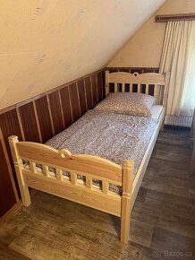 Dřevěná postel z masivního dřeva - 4