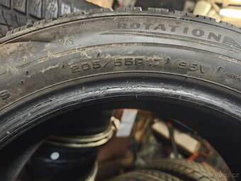 Prodám zimní pneu dunlop 205/55 R17 - 4