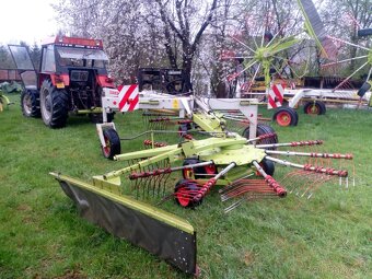 Nahrabovač, shrnovač sena a píce CLAAS LINER 1550 - 4