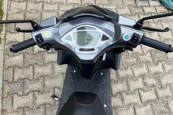 Skůtr Yuki 125i via na benzín skoro nový. - 4