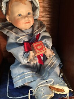 sběratelské panenky porcelánové značené  a polička - 4