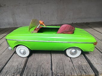 Staré šlapací auto Moskvic, cenu nabidnete - 4