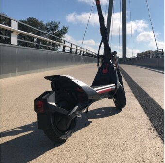 Segway escooter zt3 pro:výměna může iphone 16 pro max - 4