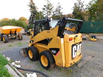 Smykový nakladač CAT 242 B - 4