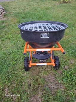 Tažené rozmetadlo soli, písku a hnojiv DAKR - 4