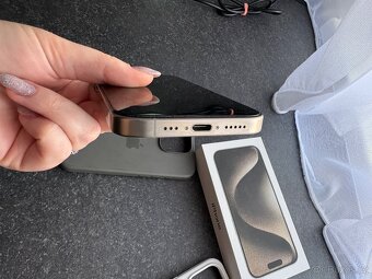 iPhone 15 pro + AirPods - 4