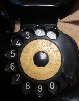 Starý vidlicový telefon s otočnou číselnicí - 4