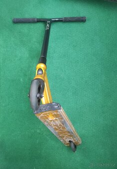 Freestyle koloběžka Slamm Assault V5 + helma - 4