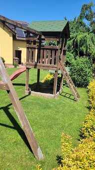 Dětské hřiště s houpačkou a skluzavkou. - 4