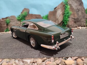 prodám model 1:18 Aston Martin DB5 - 4