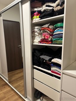 Šatní skříň 250 cm s posuvnými dveřmi, zrcadlem, 4 šuplíky a - 4