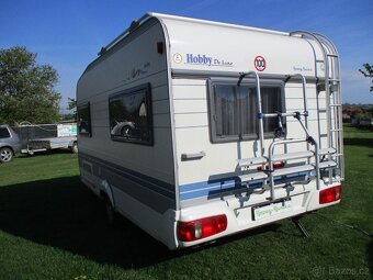HOBBY 400 DE LUXE č. 214, Pevná postel. WC. Bojler. Stan - 4