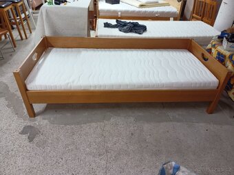 Prodám hezkou postel z masivu 90 x 200 cm zn.PAIDI - 4