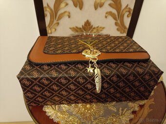 Kufříkova kabelka Guess s přívěskem. - 4