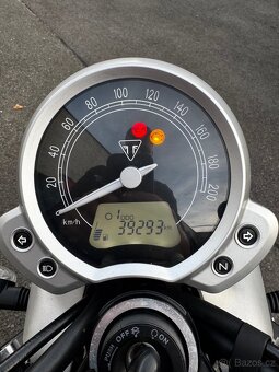 Triumph Street twin 900 - 4