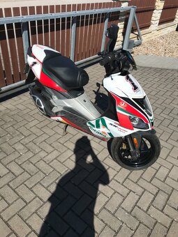 Prodám skutr Aprilia SR 50 R ,r.v.2012. - 4
