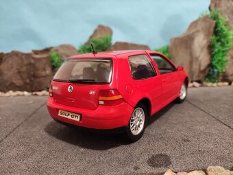 Prodám model 1:18 volkswagen golf 4 GTi - 4