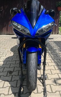 Yamaha R1 - 4