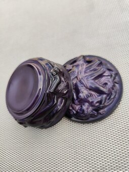 Broušená skleněná fialová šperkovnice s reliéfy nahých žen - 4