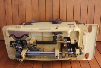 šicí stroj Veritas    ) do kufříku nebo do stolu ( - 4