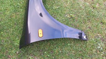 VW Passat B5 1996-2001 pravý přední blatník černý - 4