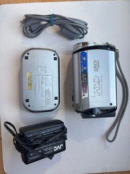 Videokamera JVC Everio s příslušenstvím - 4