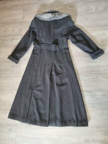 Elegantní zimní kabát s kožešinovým límcem 36-38 - 4