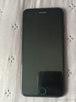 Predám iPhone 7 v elegantnej lesklej farbe Jet Black s kapac - 4