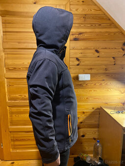 ZNAČKOVÁ SPORTOVNÍ SOFTSHELLOVÁ BUNDA Connected Apparel - 4