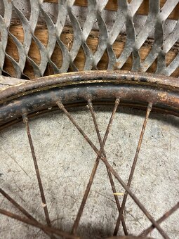 Přední kolo nejspíš ČZ 150C - patina - 4