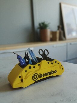 Stojánek na tužky jako Brembo brzdič - 4