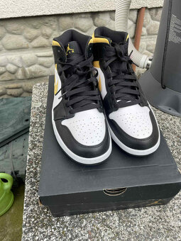Jordan 1 Mid White Pollen Black - 4
