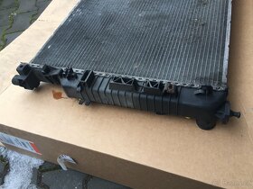 Prodám chladič Mercedes benz R class automat R320 - 4