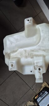 Nádoba ostřiků - Chrysler 300c - 4