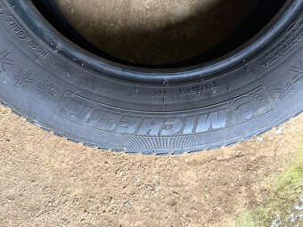 prodám zimní 215/65/16 Michelin - 4