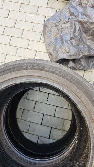 Prodám letní pneu 305/40/20 - 4