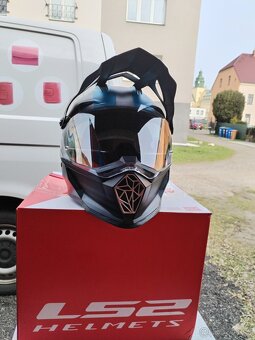 Prodám helmu, přilbu na motorku LS2 vel M - 4